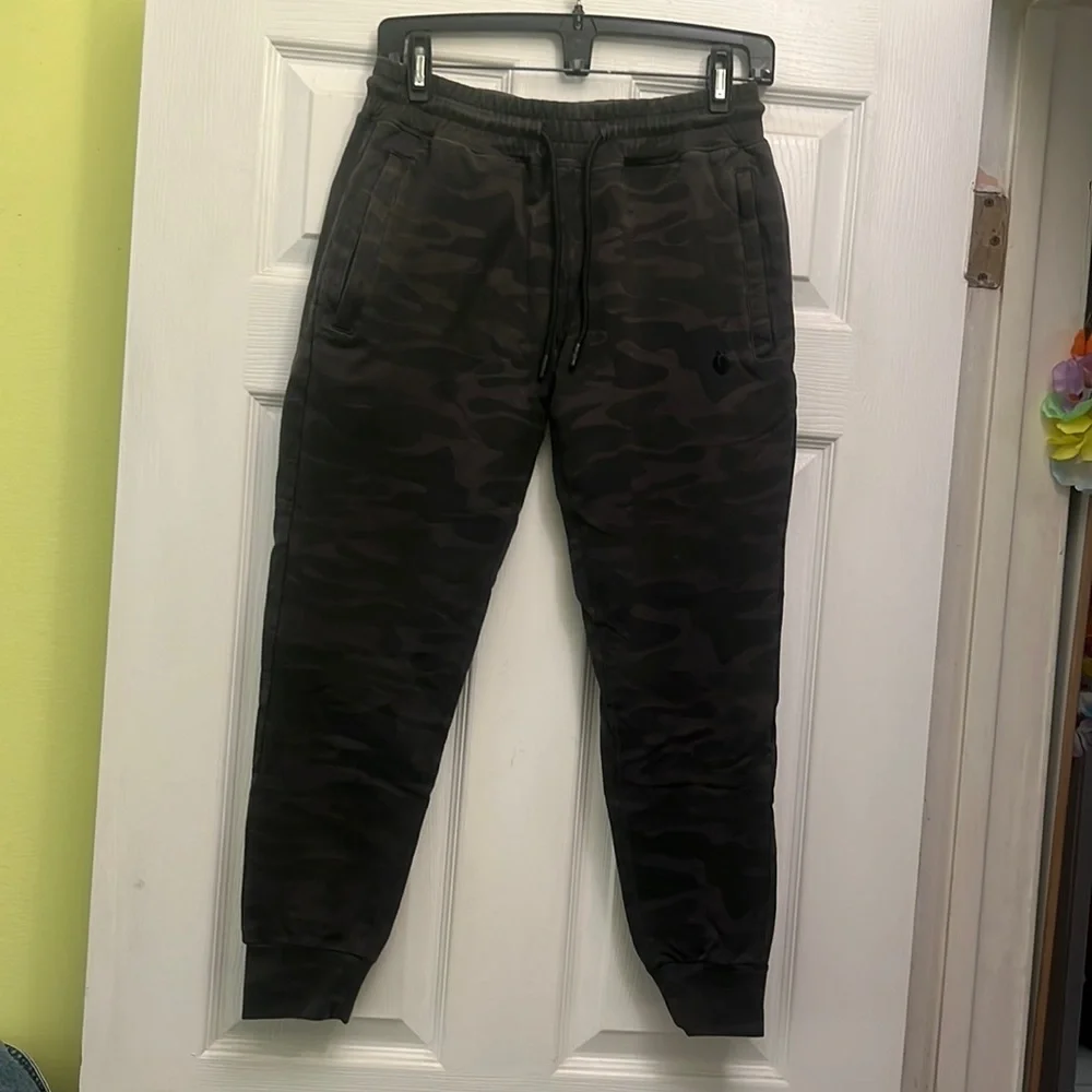 MEN’s Flexliving Camo Joggers with side & back zippers pockets size SMALL - Picture 1 of 7